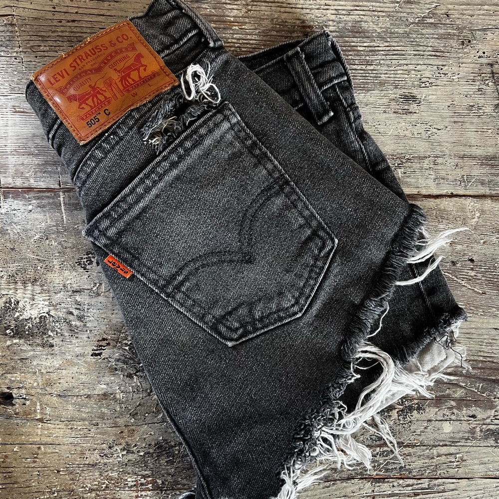 Levis 505 C orange tab black denim cut off frayed shorts waist size 28